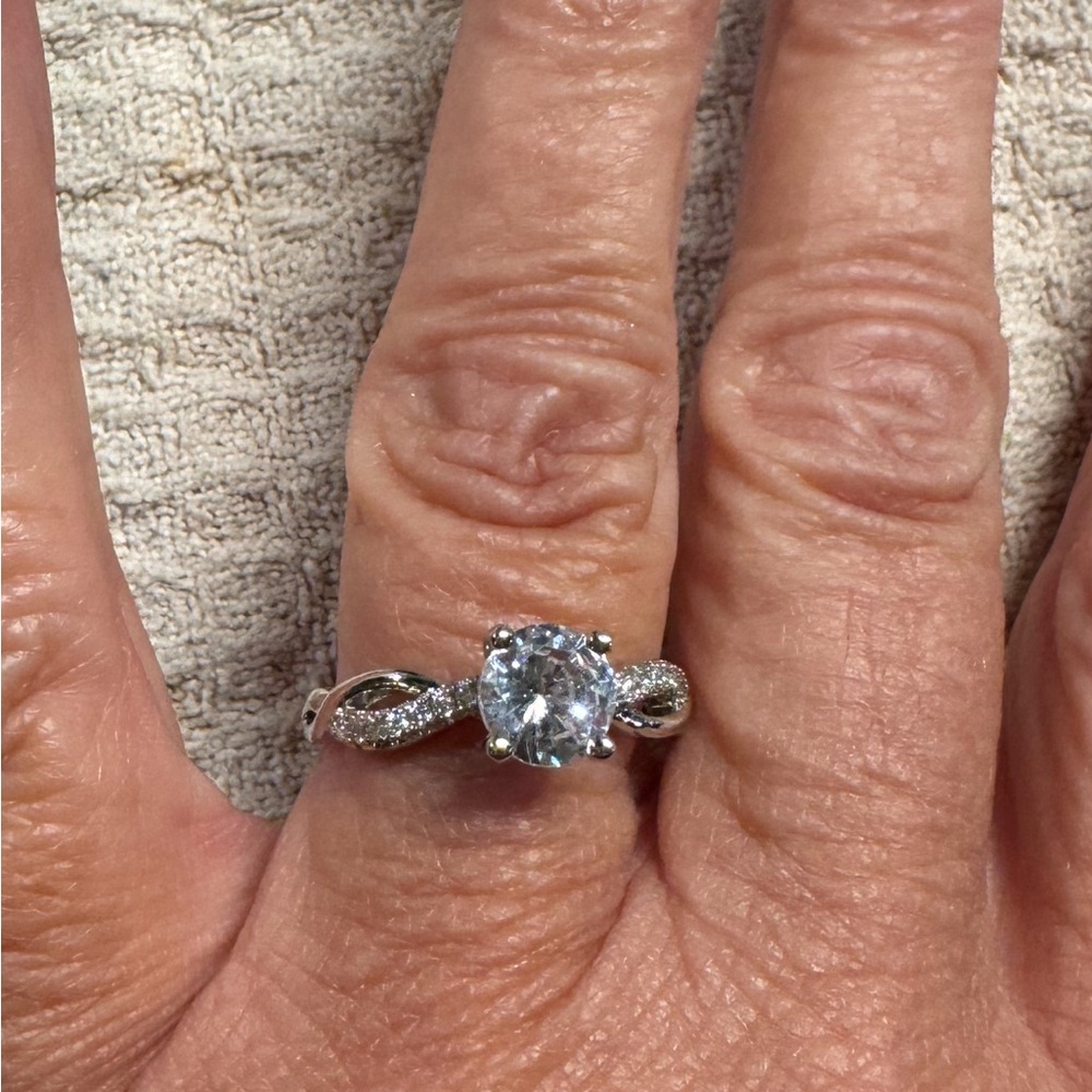 Beautiful Moissanite ring - Picture 4 of 8